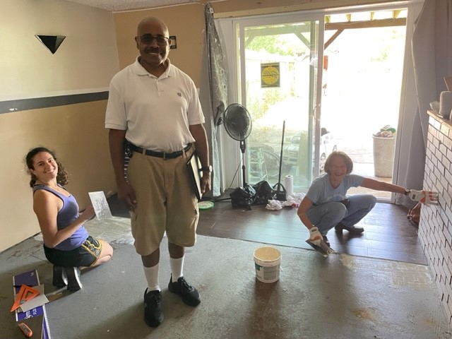 Victor Pedrosa works with two women from UMC in Eastwick